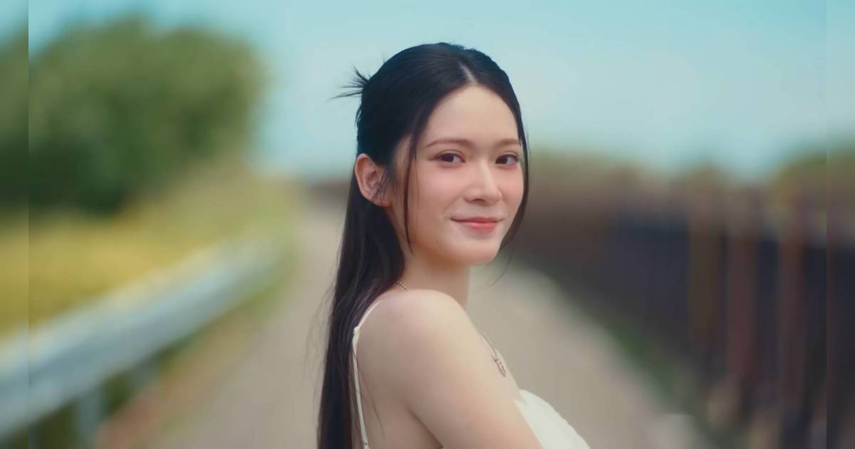 雲浩影《你的損失》純白吊帶裙拖篋仙氣現身台南火車站 派水著池畔福利