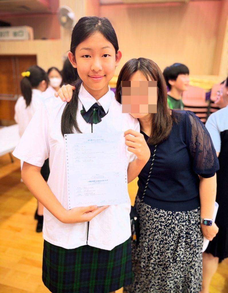安雅希 女兒 安雅希女兒今年小學畢業, 獲派傳統名校「英華女學校」,並與小學老師合照。(圖片來源:Facebook@Maggin Ann)