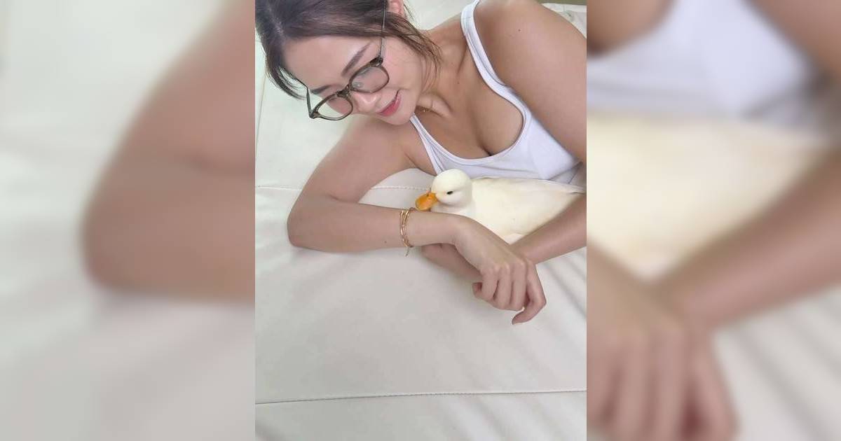 梁敏巧素顏照震撼公開！慘遭寵物鴨「德德」咬鼻爆笑吐苦水：做鴨好過做人