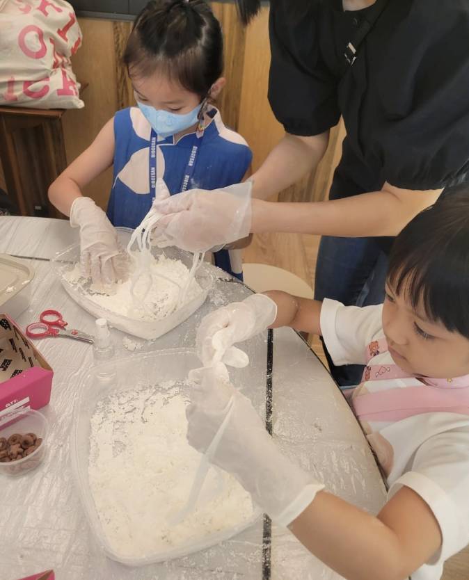 親子體驗本地非遺| (圖片來源:大坑火龍文化館)