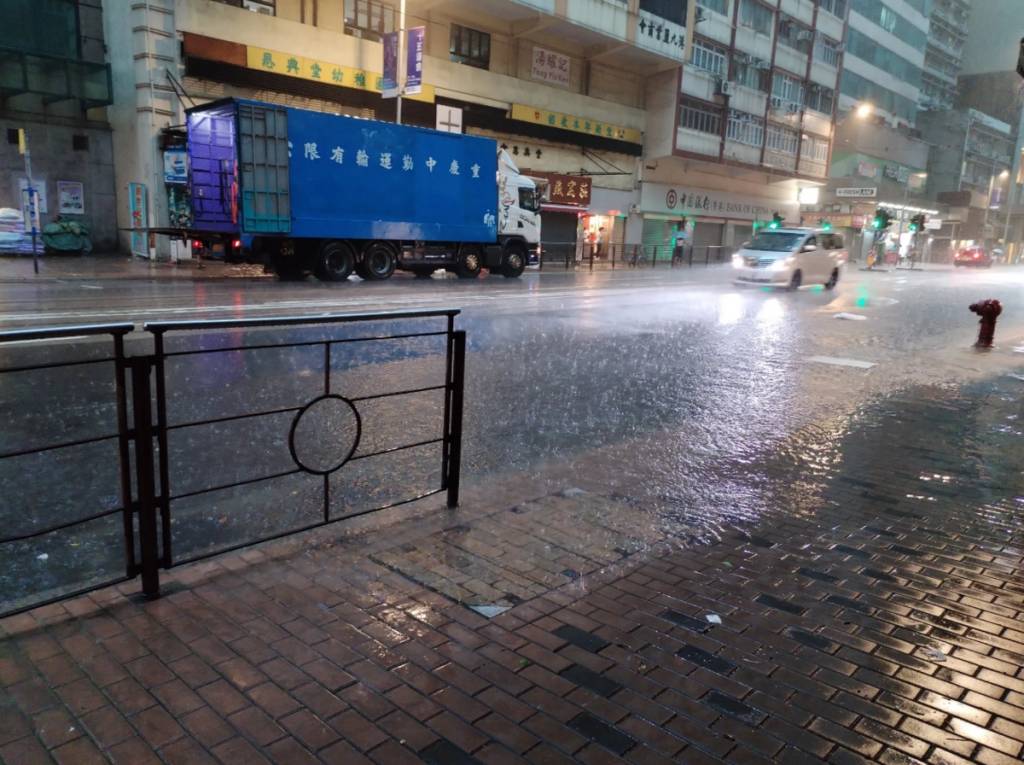 黑雨 曱甴 一名網民昨天(8月5日)在黑雨下出門上班,在西營盤港鐵站出口目睹大量曱甴隨水湧出,更爬上女途人的頭部。(圖片來源:Thrreads@asaqwong)
