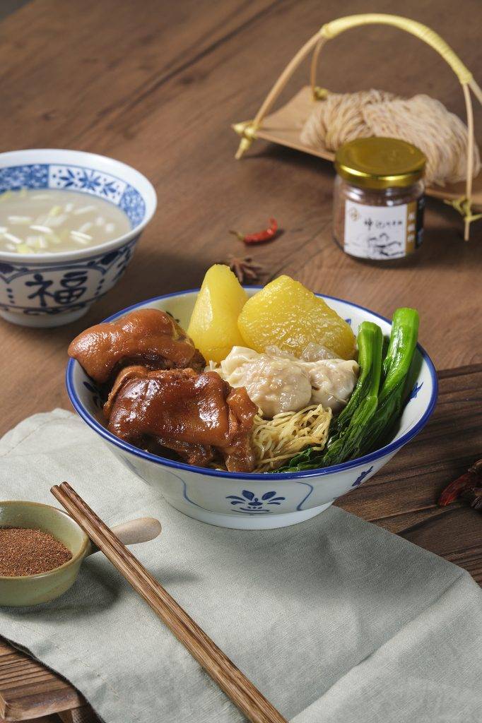 永年士多 坤記雲吞豬手撈麵(竹昇麵)$58嚴選坤記爽彈竹昇麵拌上秘製醬汁,香氣濃郁、口感彈牙。配上招牌雲吞,皮薄餡鮮、啖啖蝦肉。再加上永年人氣豬手,皮彈肉香、滷香入骨卻不油膩。傳統手藝與經典車仔餸一次呈現,層次豐富,令人回味無窮。(圖片來源:永年士多)