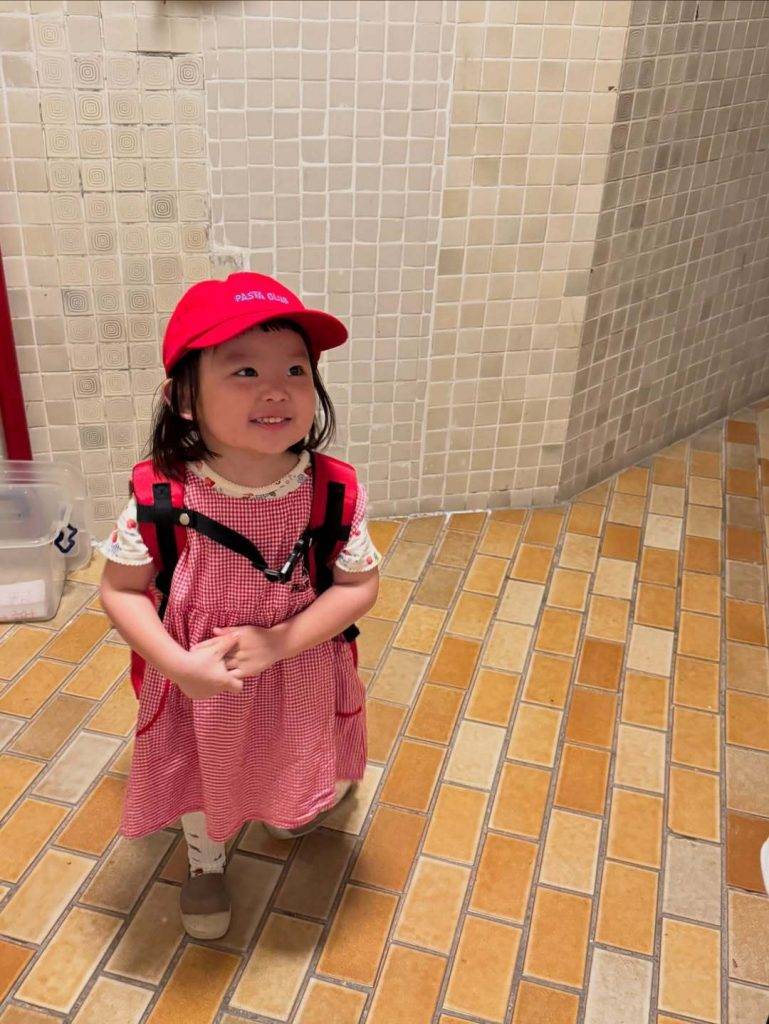 李元元 Lucy 只有2歲半的李斐斐Sucy雖然表現活潑搗蛋,未有因陌生環境而喊哭,反而積極探索且顯得非常興奮。(圖片來源:Instagram@lucy.is.good)