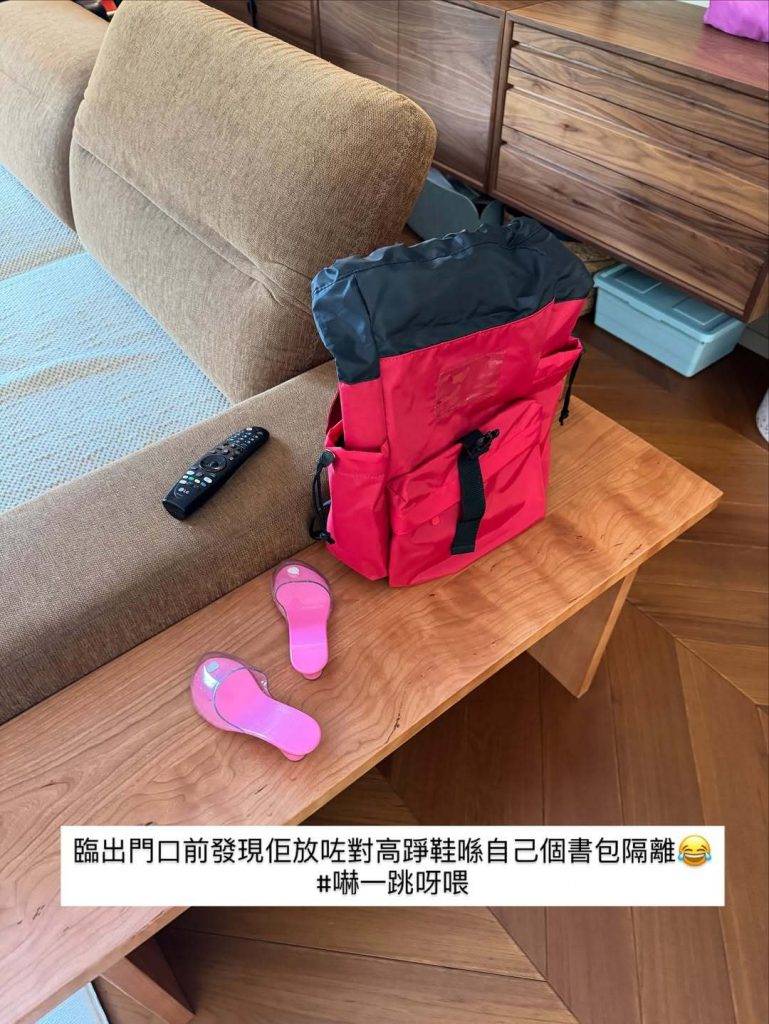 李元元 Lucy 出門口上學前,媽媽發現Sucy放了高跟鞋在書包隔離,Sophia表示自己「嚇一跳呀喂」。(圖片來源:Instagram@lucy.is.good)