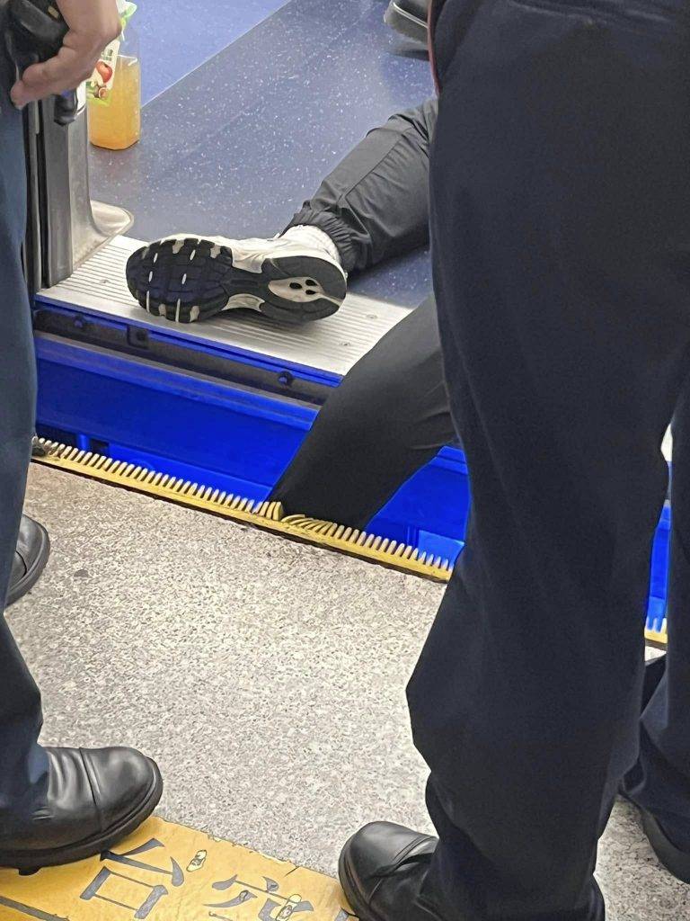 港鐵 觀塘站 消防員及港鐵職員聯手救援女乘客。(圖片來源:Facebook@官塘老母群組)