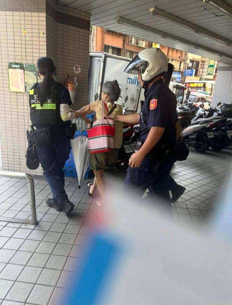 fumi阿姨 踢飛阿婆 據了解,這名婦人住在曾因涉及竊盜罪遭判刑55天,但未到案執行,因此地檢署日前發布通緝。警方10月1日上午9時在全家超商查緝時,確認她就是捷運爭執事件中的婦人。當場她企圖脫身,不斷高喊「你們找錯人了」,但警方已掌握其行蹤,最終順利逮捕。(圖片來源:網上截圖)