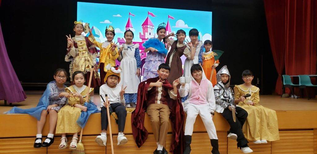 沉浸式英語教學 佛教陳榮根紀念學校英語話劇隊參加香港學校戲劇節比賽後合照。(圖片來源:佛教陳榮根紀念學校)