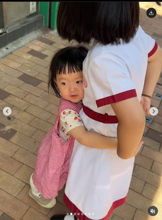 李元元 Lucy Sucy進入學校前不捨得家姐,要攬住家姐。(圖片來源:Instagram@lucy.is.good)
