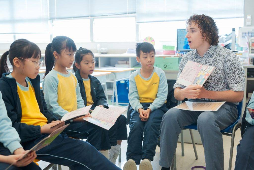 沉浸式英語教學 學校設有Guided Reading課堂,由外籍英語老師授課,冀提升學生的英語閱讀能力。(圖片來源:佛教陳榮根紀念學校)