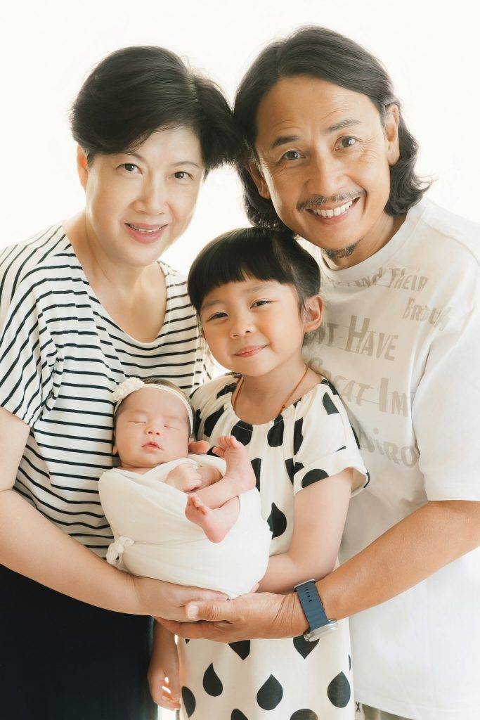 陳麗麗 黃澤鋒 58歲陳麗麗產後首現身,看到她氣息相當好,精神不錯,且笑容滿臉,狀態極佳。(圖片來源:Facebook@LaVi Baby Studio)
