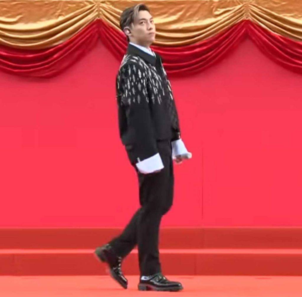 張天賦 馬季開鑼日 MC張天賦登場獻唱《記憶棉》及《百萬大道》(圖片來源:香港賽馬會)