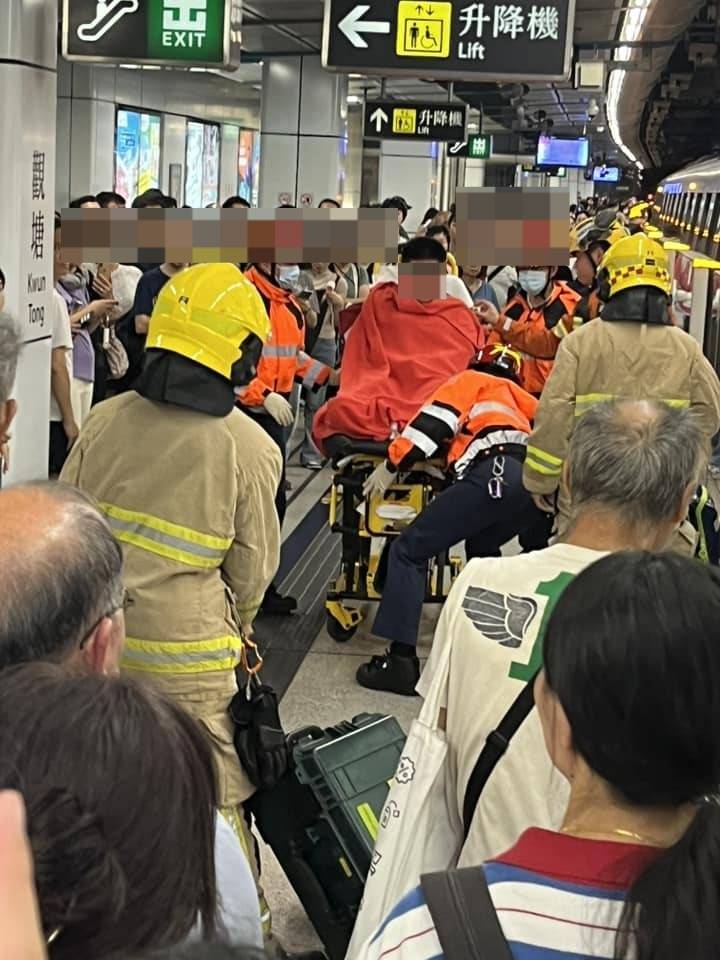 港鐵 觀塘站 消防順利將女子救出,並即時以擔架床送她上救護車。(圖片來源:Facebook@官塘老母群組)