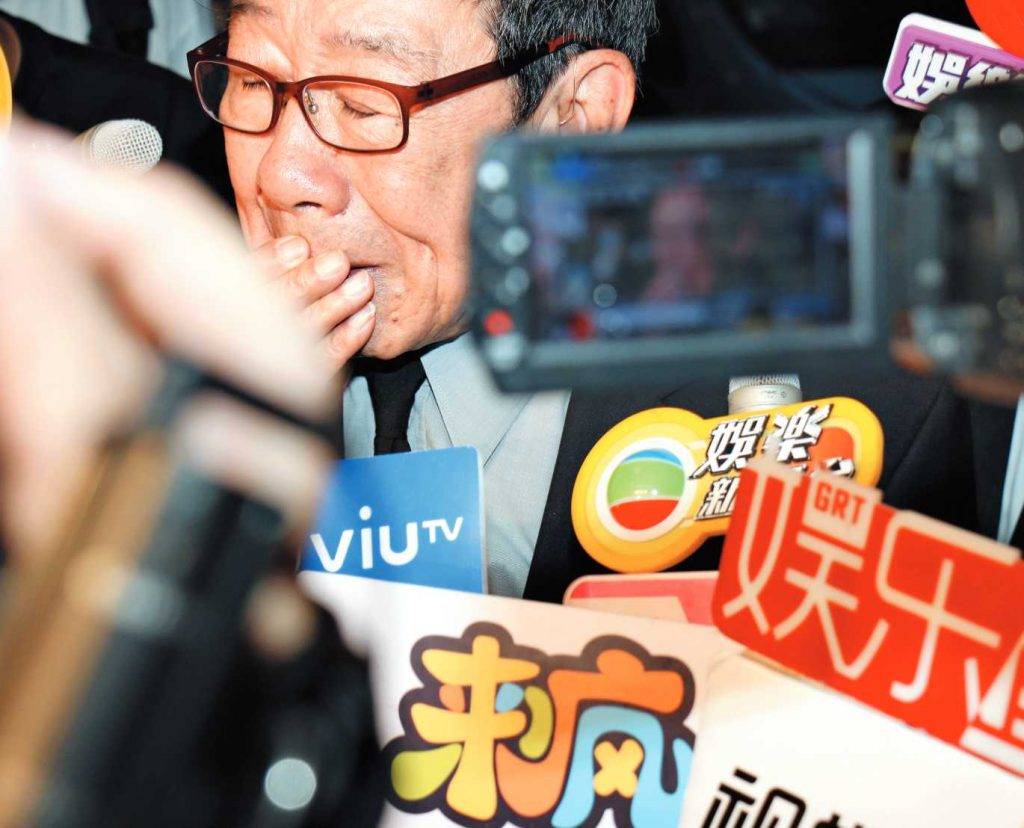 胡楓 呂詠荷 當年胡楓原本與節目《一屋老友記》演員齊齊到台灣取景拍攝,但因太太在醫院情況不太好,基於不放心和要照顧太太的緣故,最終修哥亦主動向無綫「請辭」節目,陪太太度過最後的歲月,無綫亦對他的情況深感體諒。 (圖片來源:東方新地)