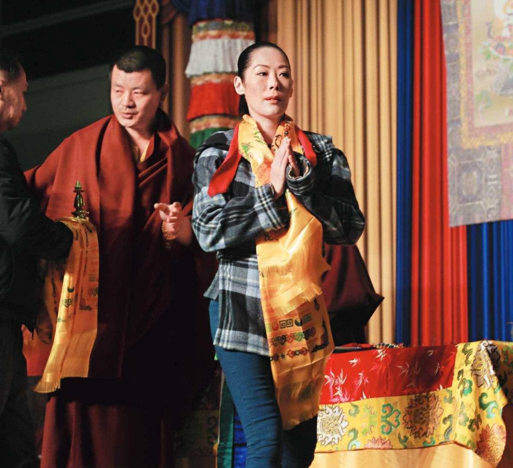 59歲 關淑怡 關淑怡多年前篤信藏傳佛教,次次有寧波車來港舉行法會,必定現身聽佛又捐獻,曾在 後台設壇,懶理被外界指行徑神化。(圖片來源:東方新地)