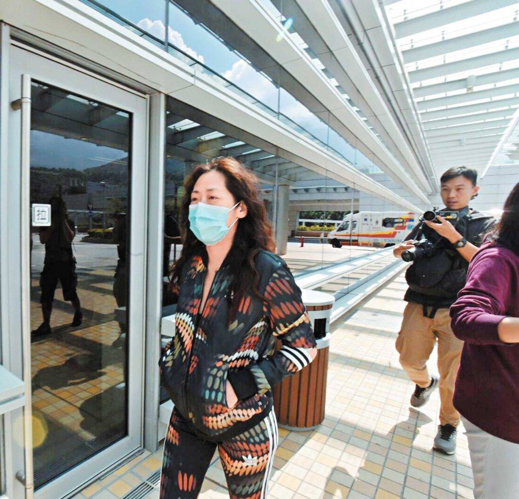 59歲 關淑怡 2016年關淑怡受失戀和喪母打擊,於清晨時間在愉景灣墮海,並由救護車送院治療,警方調查後列作「有人情緒不穩」處理,墮海地點是愉景灣海澄湖畔路88號一酒店對開,關淑怡與友人在清晨四點幾於上址散步,期間突然情緒不穩,走進海中游泳,友人見狀大驚,不斷呼喚關返回岸上,惟關卻不予理會,其友人遂通知附近職員報案。 (圖片來源:東方新地)