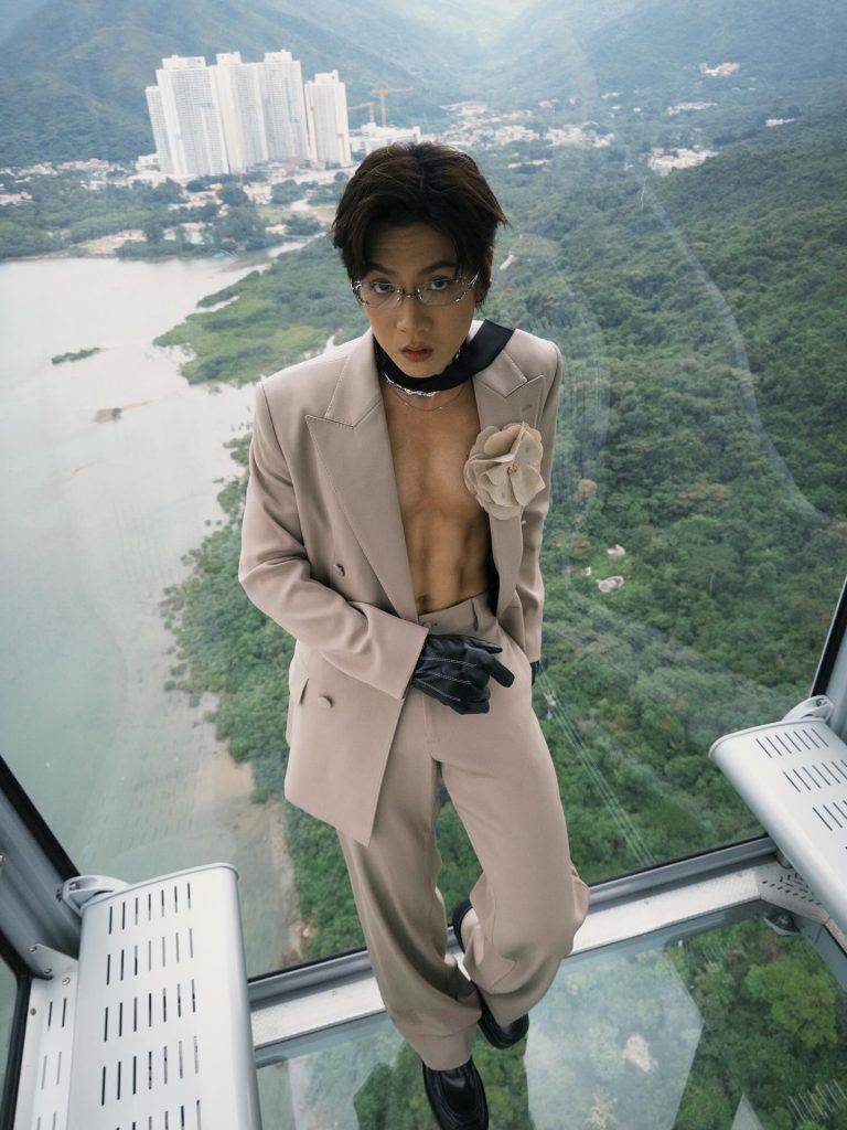 叱咤樂壇流行榜 mc張天賦 歌手力臻真空上陣,他形容這造型叫做「臨別秋波」。(圖片來源:lagchun)