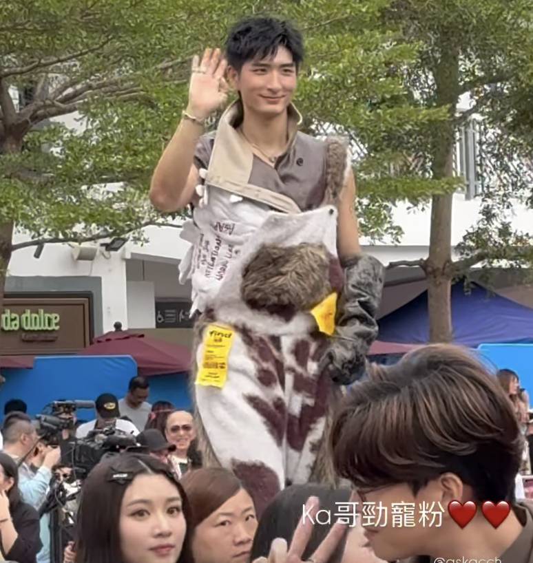 叱咤樂壇流行榜 mc張天賦 Aska張馳豪昨晚還在深圳開工,今早就現身昂坪。(圖片來源:youtube@商業電台 Hong Kong Toolbar)