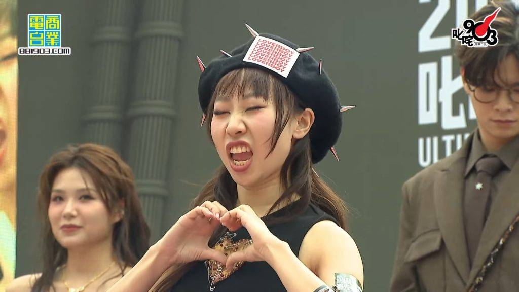 叱咤樂壇流行榜 mc張天賦 麗英十分興奮!(圖片來源:youtube@商業電台 Hong Kong Toolbar)