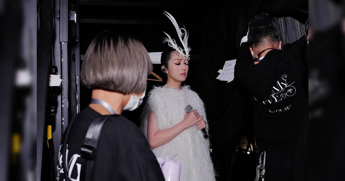 楊千嬅紅館演唱會｜萬人默哀1分鐘場面感人 舞台造型連夜改動超有心