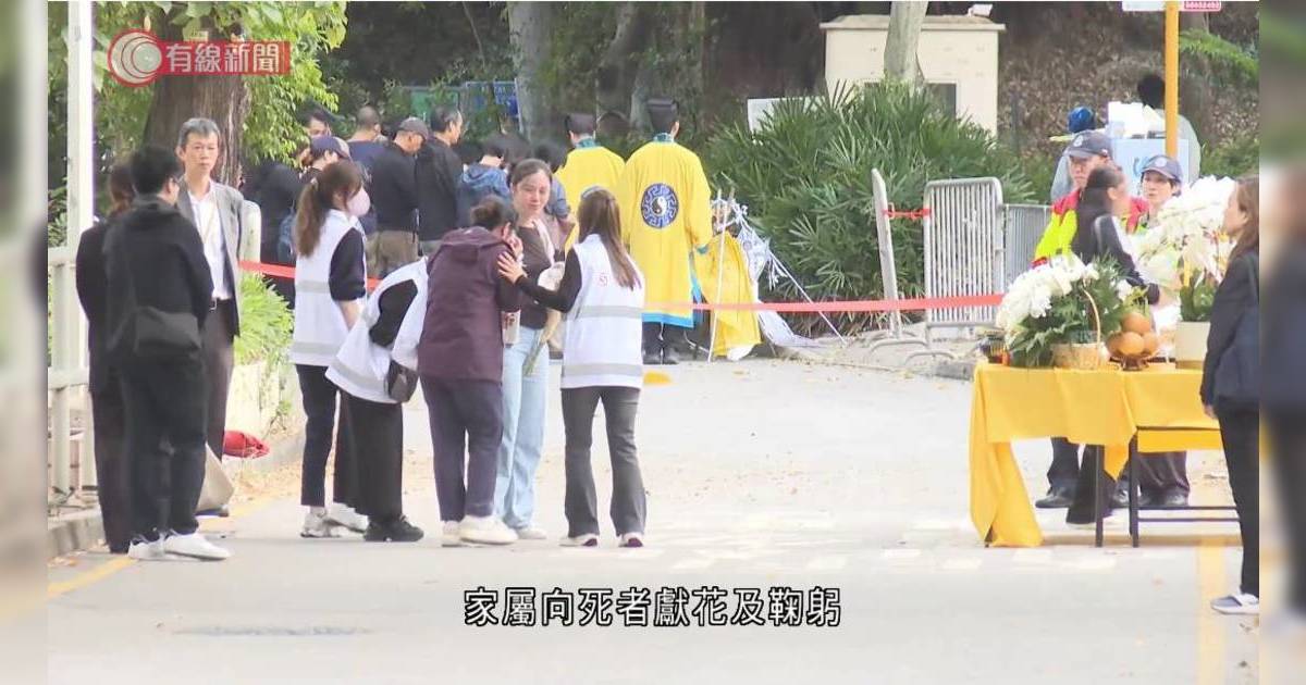 宏福苑大火頭七一片花海 殉職消防員何偉豪同袍淚灑路祭 應屆DSE考生：香港人撐住