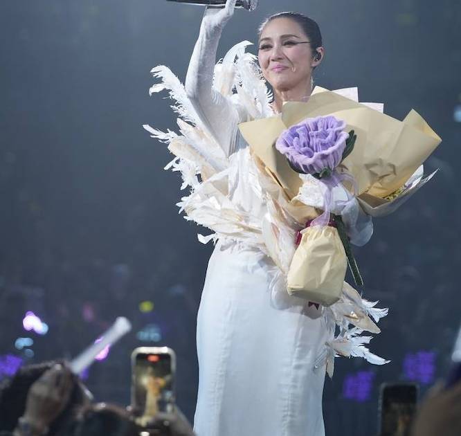 楊千嬅演唱會尾場眾多好友撐場 破紀錄唱42首歌含淚謝幕 台上哽咽一句話惹心酸