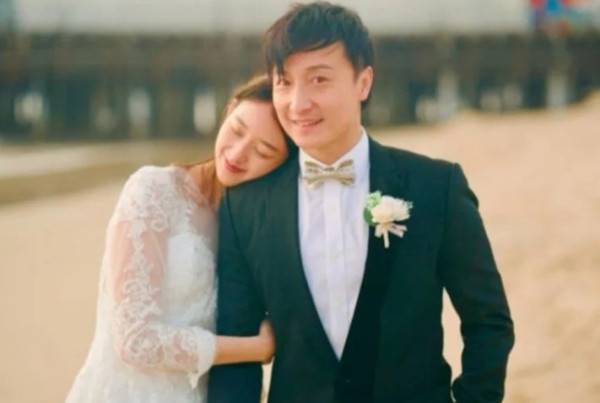 方力申罕晒珍貴一家三口家庭照 挺巨肚葉萱婚戒意外搶鏡：好有愛