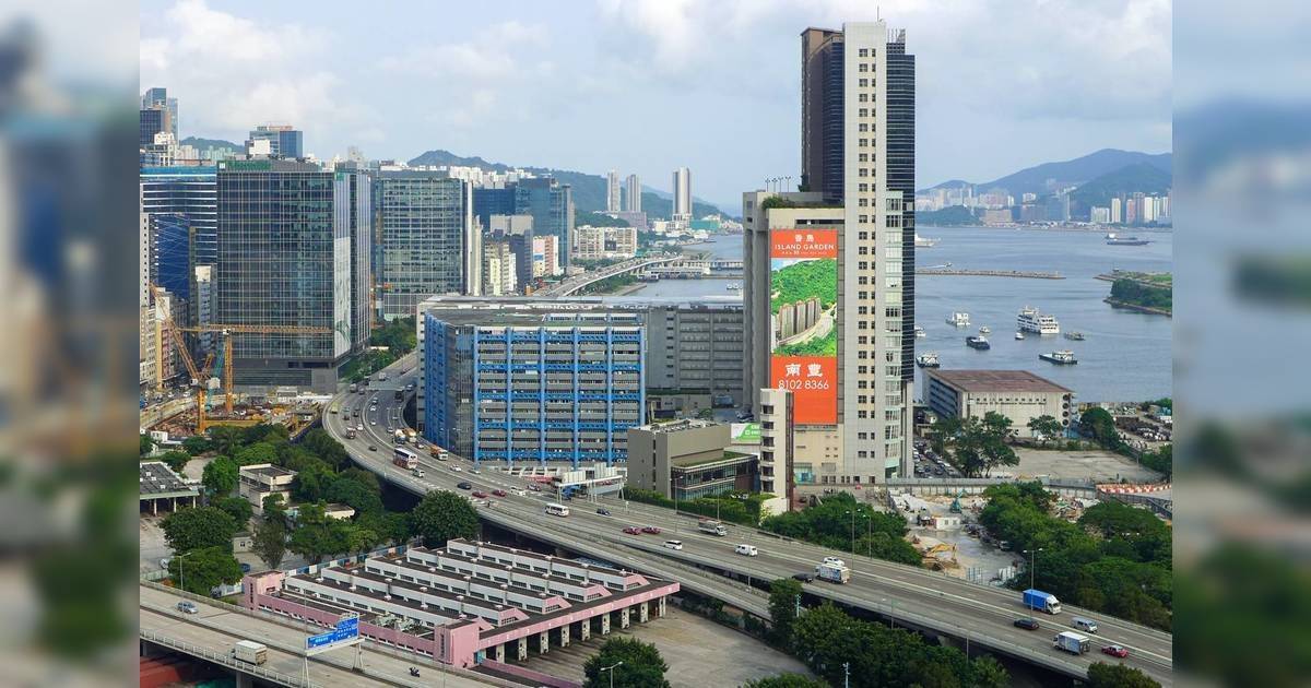 校巴載學童離奇左搖右擺被警截停 24歲校巴司機當場被捕 家長：太恐怖了