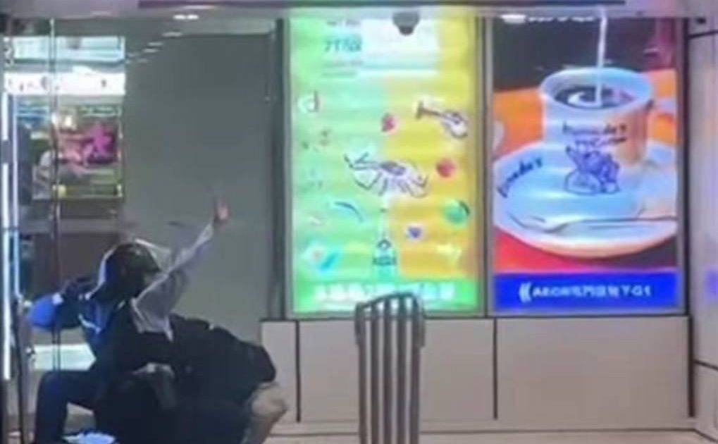 屯門市廣場男子闖超市搶刀於商場街頭徘徊 曾挾持女子 被警開2槍後不治 目擊者揭經過