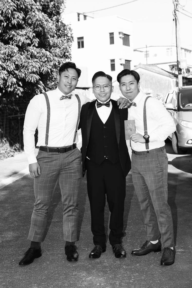 何偉豪 嘲笑 何偉豪的胞兄曾在社交網上載三兄弟的合照,發文表示希望能與他來世做親兄弟:「何偉豪,今日同你辦完事啦 來世我哋三個再做兄弟」。(圖片來源:threads)