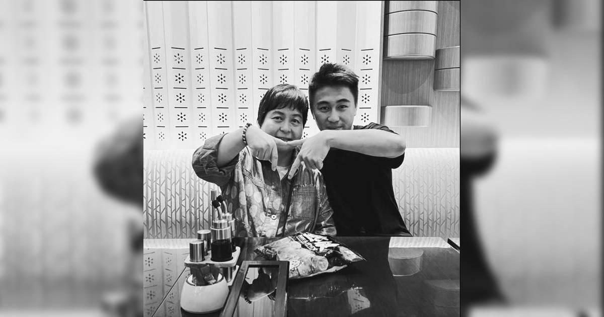 賭王二房何超蕸被揭離世原因 四房弟弟何猷君深夜上載合照悼念：真正強者