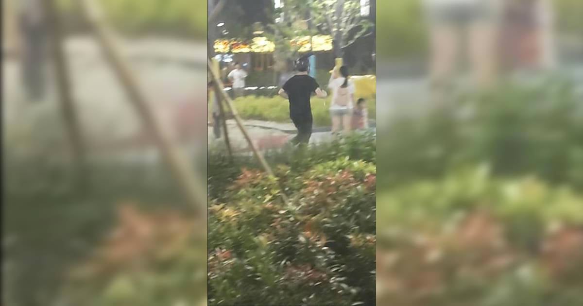 將軍澳持刀黑衣男周街跑嚇爆網民 警方揭16歲少年持刀內情惹熱議