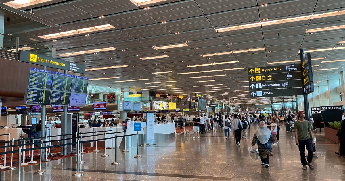 香港母子大鬧機場 母親被兒子踢後再咬警 二人齊被判入獄 刑期差距明顯惹熱議