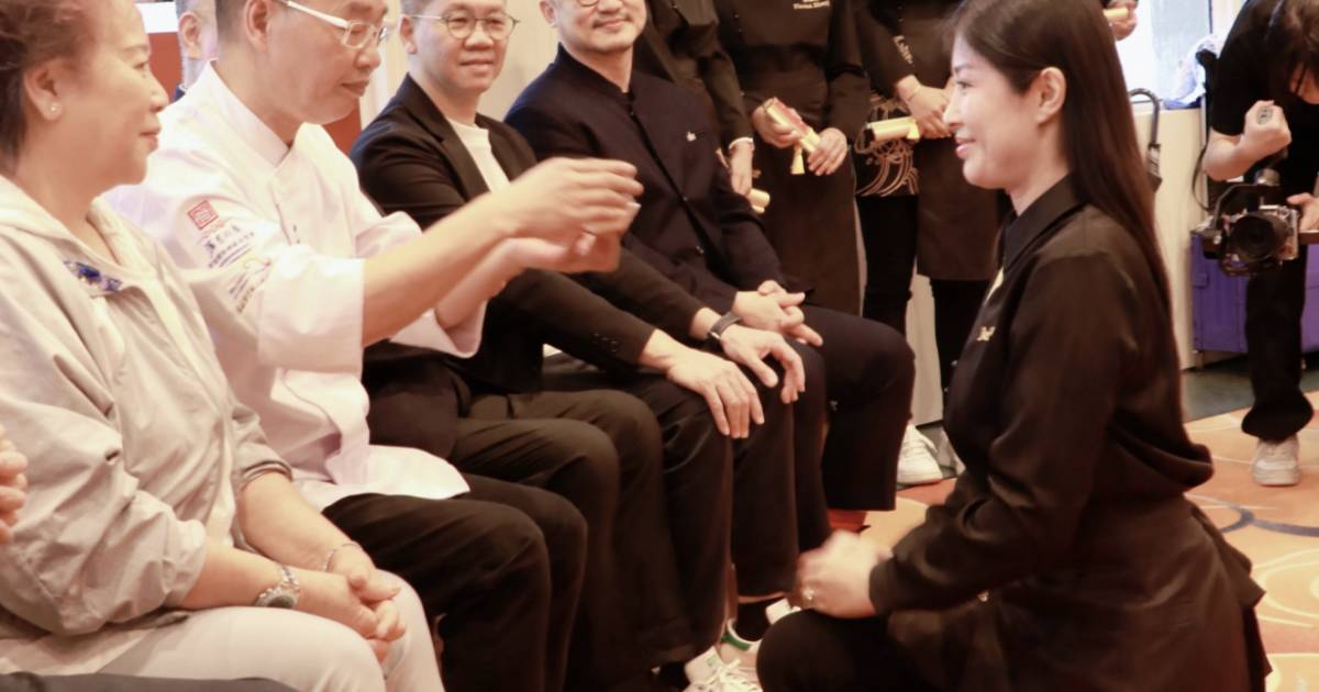 42歲周家蔚正式拜師入門 徒弟中排行第10 跪地斟茶過程曝光：多謝師傅