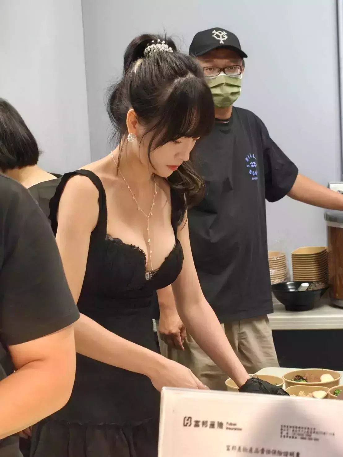 台灣雞飯「最美老闆娘」爆紅！震撼背景曝光 派性感福利獲老公批准