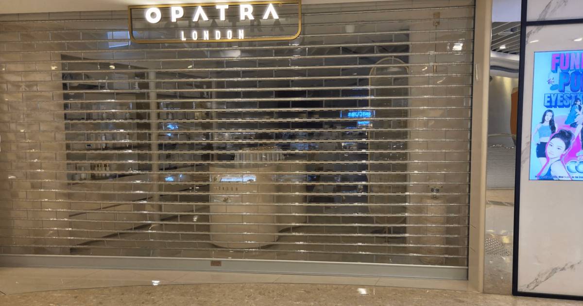港婦被美妝黑店呃6萬成市民景點 3間分店突落閘停業 門外告示惹關注 女士門前大罵
