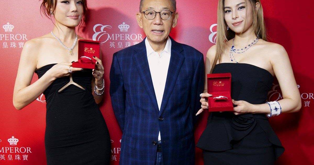 容祖兒戴逾40卡黃鑽現身吉隆坡 盛裝出席英皇珠寶開幕剪綵