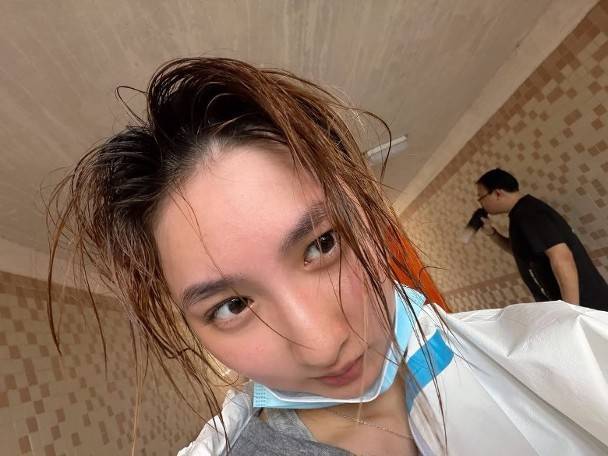 19歲鍾柔美工作大減突發義工洗底！穿防護衣豪邁撐架 驚爆現場恐怖畫面