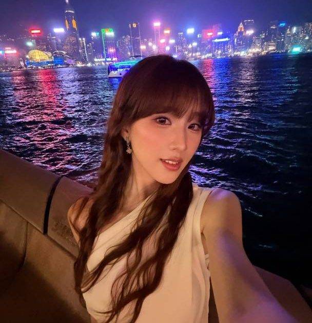《聲秀》女神甄敏芳Jenny化身遊客夜遊維港 罕露香肩仙氣爆燈引發哄動